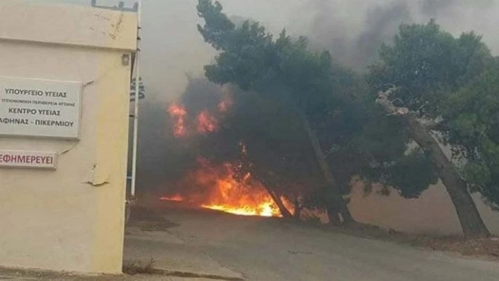 Πάλεψαν με τις φλόγες για να σωθεί το Κέντρο Υγείας Ραφήνας – Εικόνες